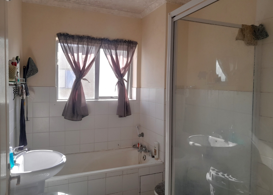 2 Bedroom Property for Sale in Whispering Pines Western Cape